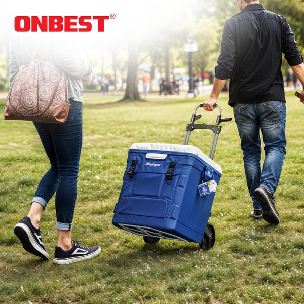 ONBEST Logo. Ein Mann zieht eine blaue Kühltasche mit Rollen durch einen sonnigen Park, begleitet von einer Frau.