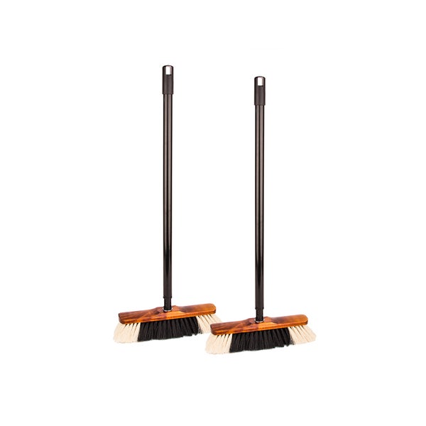 Kehrbesen mit Holzrücken und Teleskopstiel bis 130 Zentimeter Länge, Bürstenkopf 28 mal 5 mal 5,5 Zentimeter.