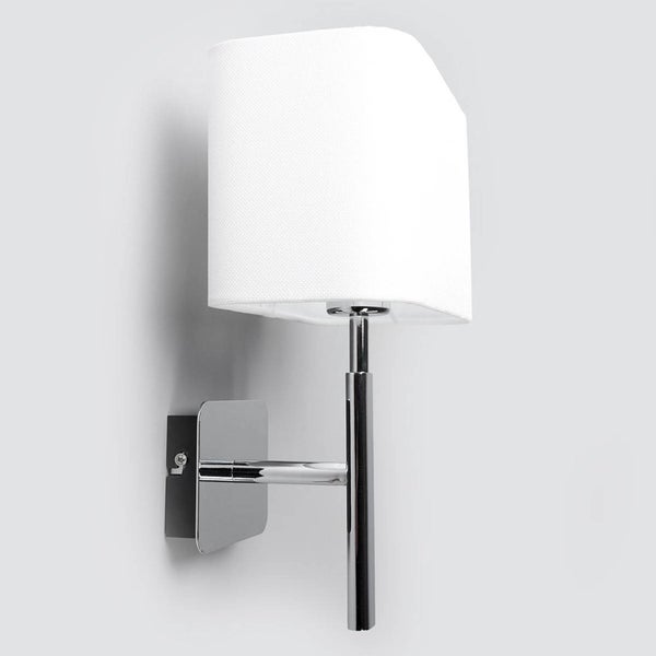Wandleuchte mit quadratischem Stoffschirm in Weiß und Gestell in Chrom-Optik.