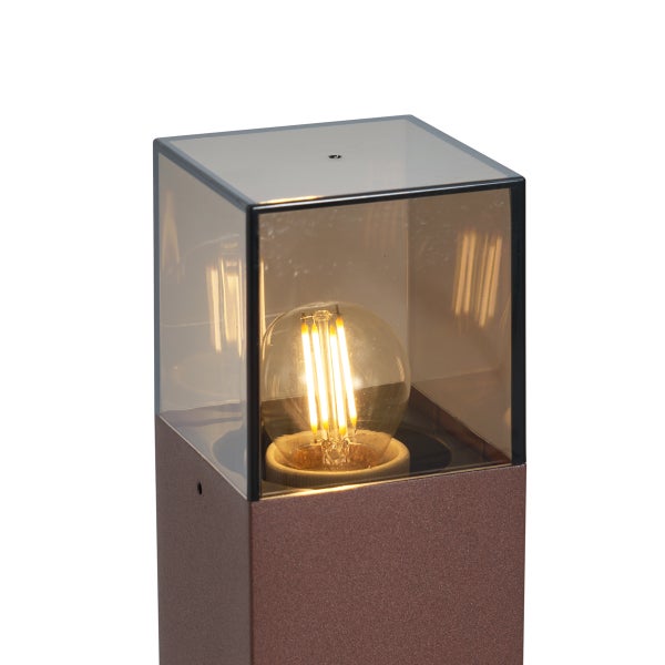 Moderne Außenstandleuchte mit rechteckigem braunem Metallsockel und transparentem Gehäusewürfel inklusive Filament-Leuchtmittel.