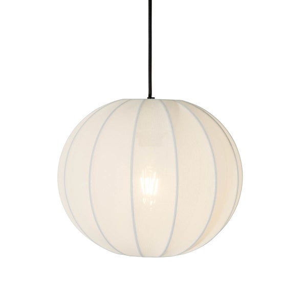 Runde Pendelleuchte mit weißem geripptem Textilschirm und schwarzem Kabel.
