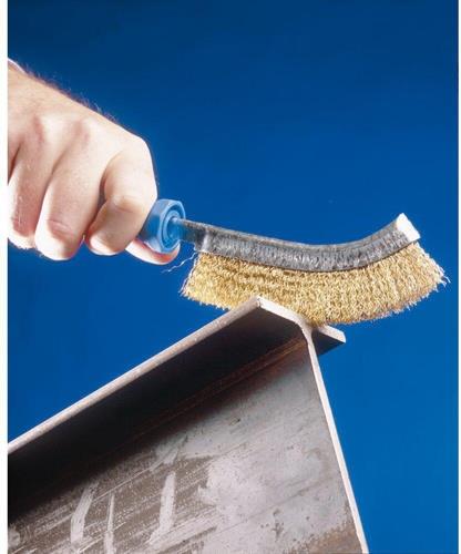 Eine Hand benutzt eine Drahtbürste zur Metallbearbeitung.