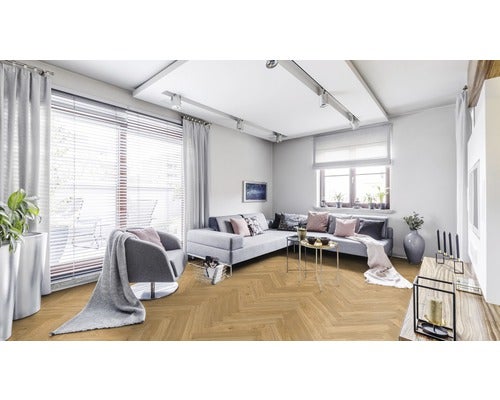 Wohnzimmer mit Fischgrätparkett, Sofa und Fenstern
