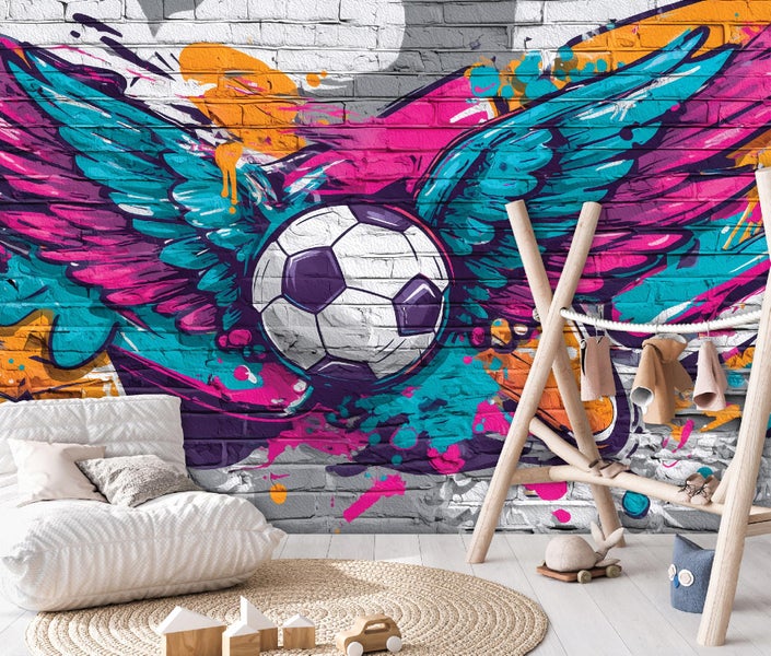 Kinderzimmer mit Fototapete eines Fußballs mit Flügeln im Graffiti-Stil auf einer Ziegelwand.