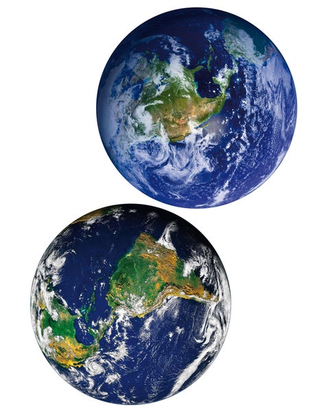 Zwei Erdmodell-Ansichten mit Kontinenten und Wolken