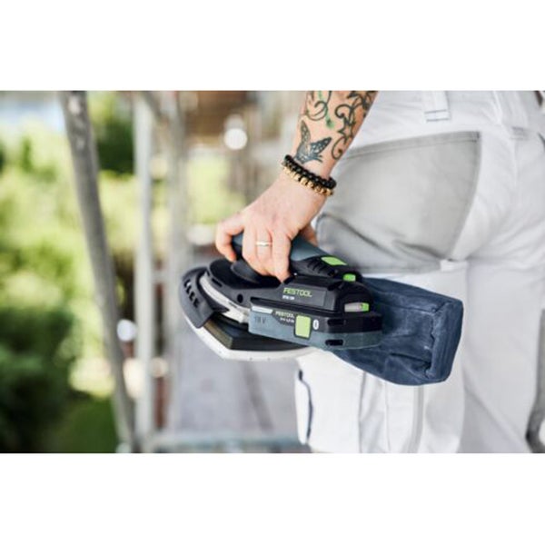 Person hält einen Festool Akku-Schwingschleifer mit montiertem Staubfangbeutel in der Hand.