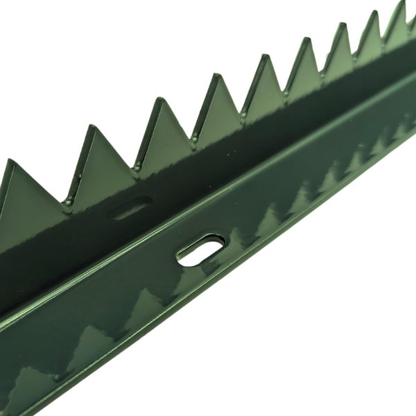 Detailaufnahme einer Zackenleiste zur Zaunmontage