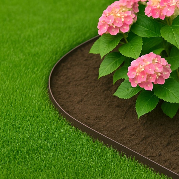 Nahaufnahme einer Rasenfläche mit Blumenbeet und Beetumrandung