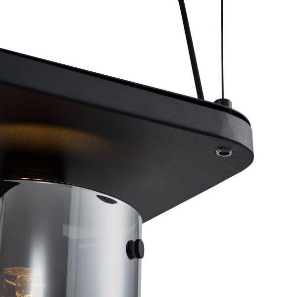 Detail einer Pendelleuchte mit schwarzem Rahmen und transparentem Lampenschirm