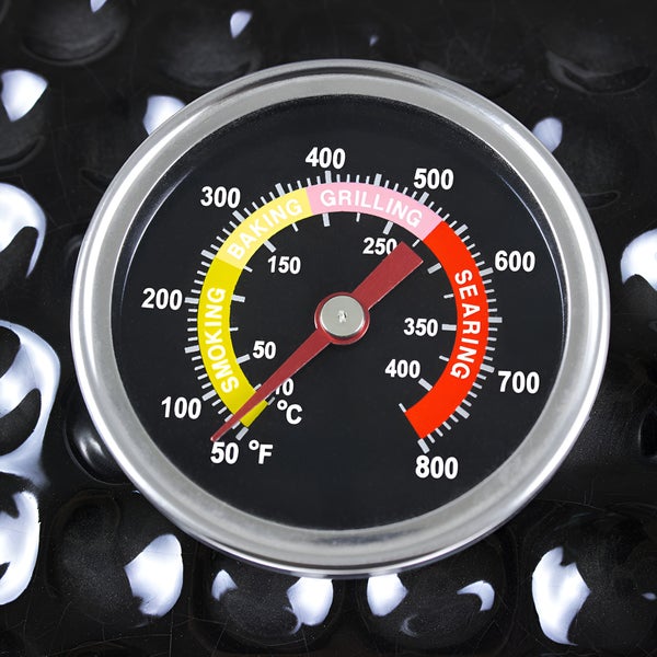 Nahaufnahme eines Grillthermometers mit Temperaturanzeige in Grad Celsius und Fahrenheit
