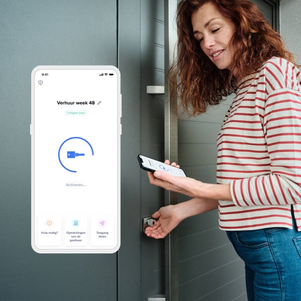 Frau bedient digitales Türschloss mit einer Smartphone Anwendung zum schlüssellosen Zugang.