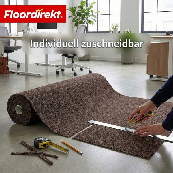 Büro mit Teppichboden Meterware, Rollteppich wird mit Werkzeug zugeschnitten