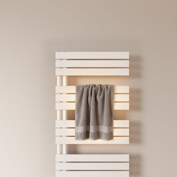 Moderner Badheizkörper mit horizontalen Lamellen, integrierter Beleuchtung und einem grauen Handtuch.