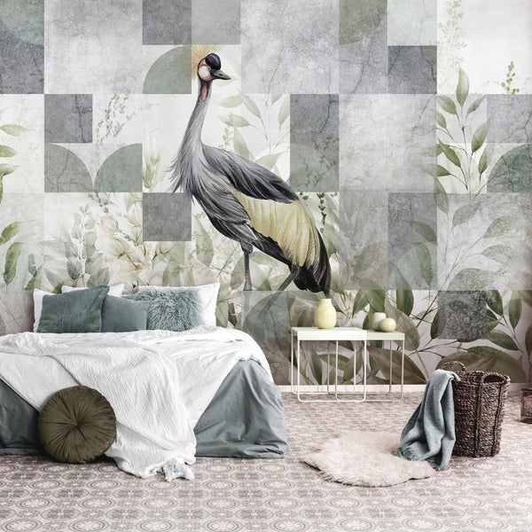 Schlafzimmer mit Wandtapete mit Kranich und floralen Elementen in Grau- und Grüntönen.