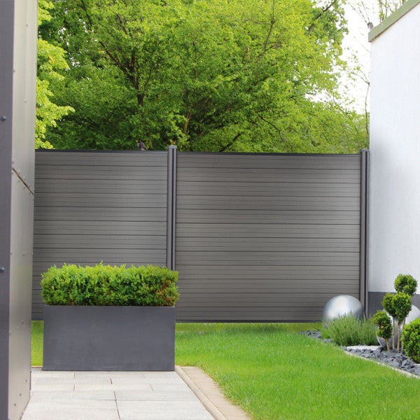 Gartenansicht mit Zaun aus horizontalen Latten