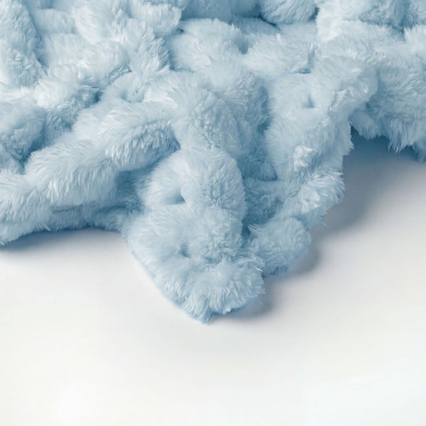 Weicher, flauschiger Kunstfell-Teppich mit Langflor in Hellblau.