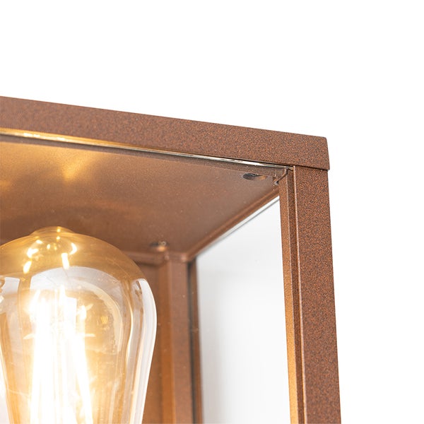 Detailaufnahme einer Außenwandleuchte aus Metall in Rostoptik mit einer Glasscheibe und einem leuchtenden LED-Leuchtmittel im Vintage-Stil.