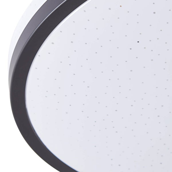 Runde Deckenleuchte mit Sternenhimmel-Effekt und dunklem Gehäuserand.