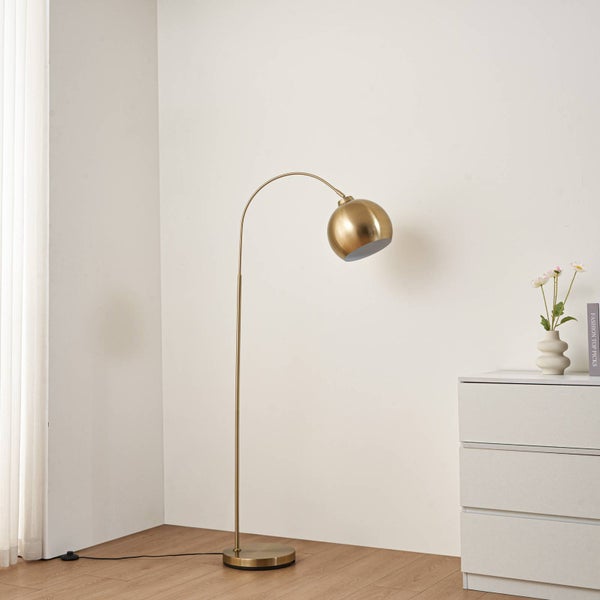Goldfarbene Stehlampe mit rundem Lampenschirm