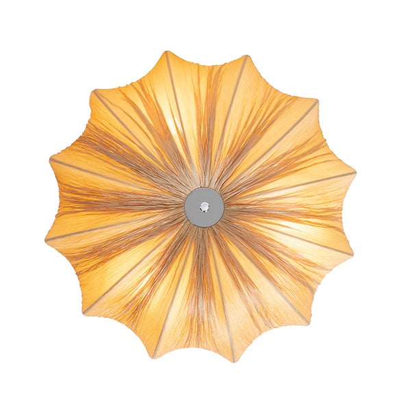 Deckenleuchte mit beigem plissiertem Stoffschirm in Sternform und zentraler Metallhalterung.