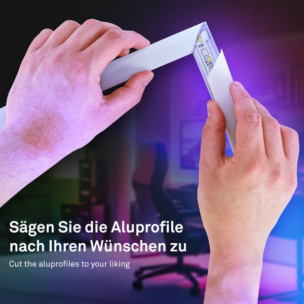 Hände fügen auf Gehrung geschnittene Aluminiumprofile für LED-Streifen zusammen.