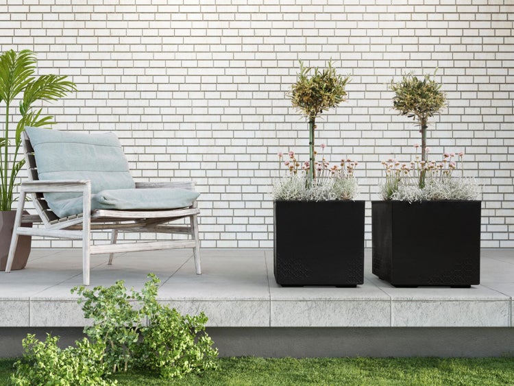 Hängelampe mit schwarzem Schirm und Holzdetail