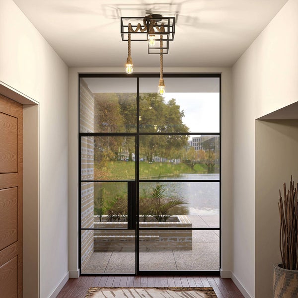 Flur mit Deckenleuchte aus Metall und Seil, Holztür und Fenster mit Blick auf einen See