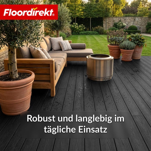 Terrassengestaltung mit dunklen Terrassendielen, Gartenmöbeln und Bepflanzung
