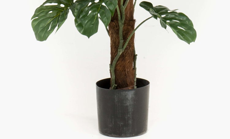 Künstliches Dekoblatt in Bananenblatt-Optik mit silberner Metallic-Oberfläche und Stiel.