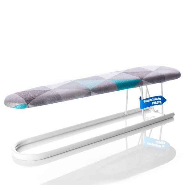 Bügelbrett mit geometrischem Muster und dem Hinweis 'Hergestellt in Europa'.