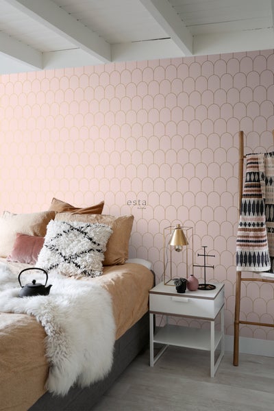 Schlafzimmer mit Bett, Nachttisch und Wandtapete mit geometrischem Muster