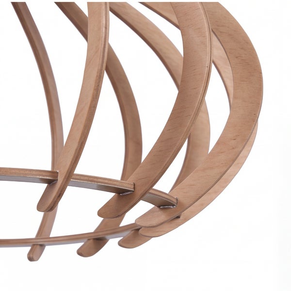 Detailansicht eines Lampenschirms aus gebogenen Holzlamellen.
