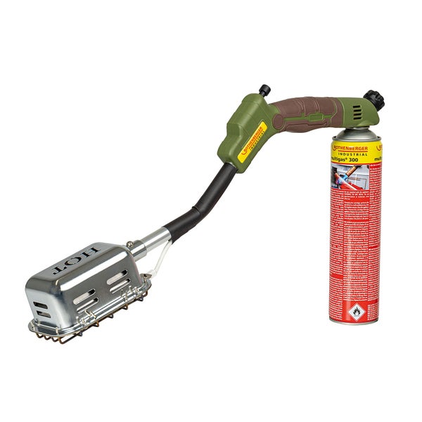 Grillwurst zubereitet mit einer Lötlampe und einer Grillplatte auf Betonsteinen.