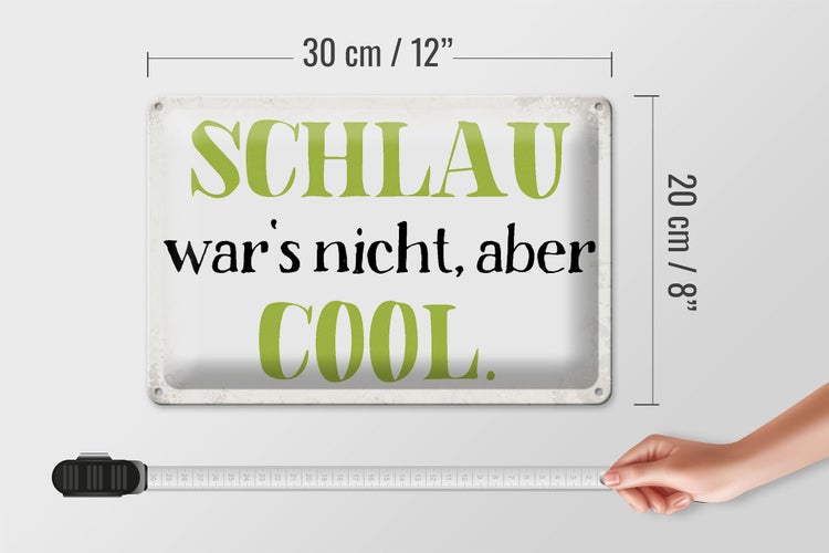 Dekorativer Kerzenhalter mit Teelicht, Kuchen, Luftballons und Sektgläsern für eine festliche Atmosphäre.