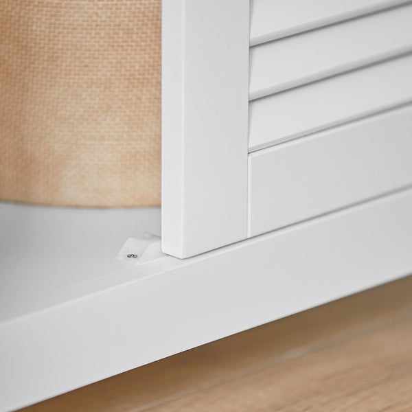 Detailansicht eines weißen Schranks mit Lamellentüren