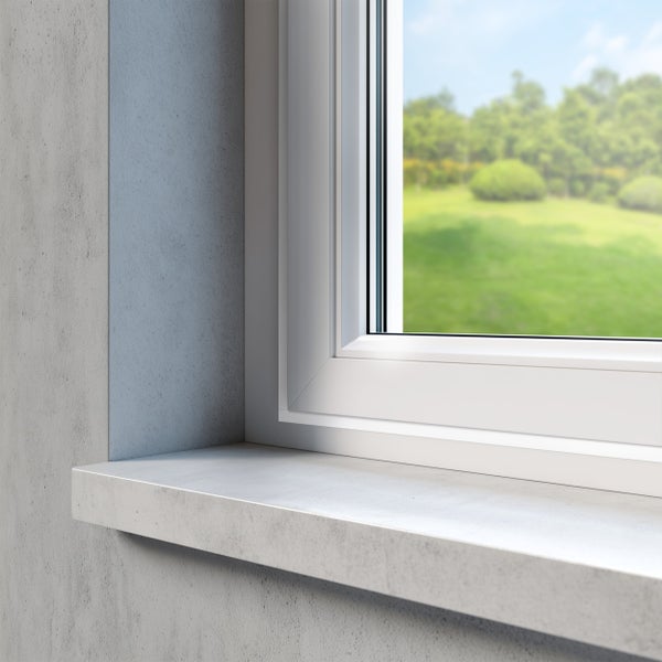 Kunststofffenster mit Fensterbank in einer Betonwand mit Blick ins Grüne