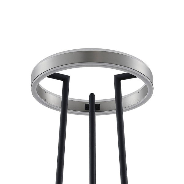 Moderner runder Leuchtenkopf aus gebürstetem Metall mit schwarzen Stützen.