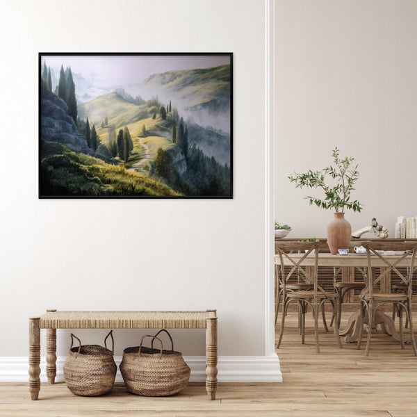 Wandbild mit Landschaftsmotiv in schwarzem Rahmen hängend über einer Sitzbank aus Holzgeflecht mit zwei geflochtenen Körben in einem Wohnbereich.