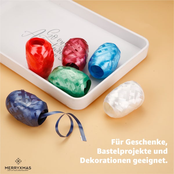 Mehrfarbige Geschenkbandrollen auf einem Serviertablett, geeignet für Geschenke, Bastelprojekte und Dekorationen.