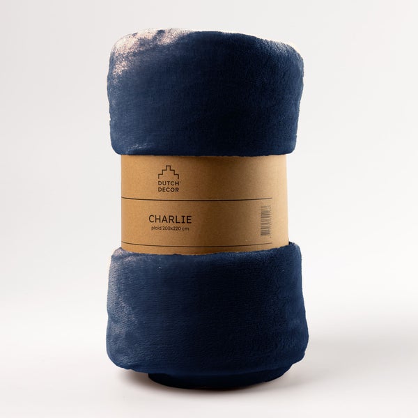 Gerollte Kuscheldecke mit Papierbanderole der Marke Dutch Decor