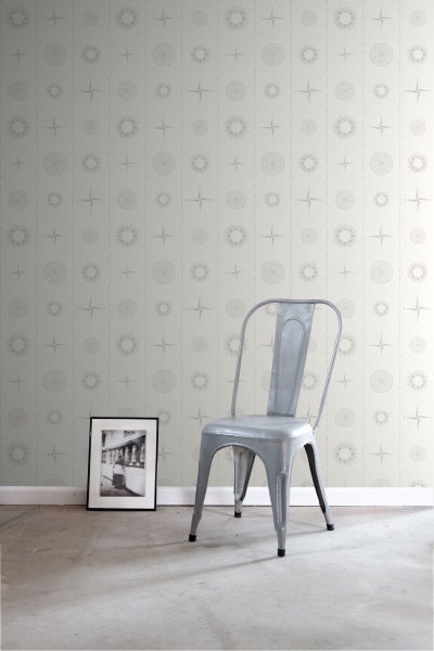 Wand mit Tapete mit Kompass- und Sternmuster, Stuhl und Bild