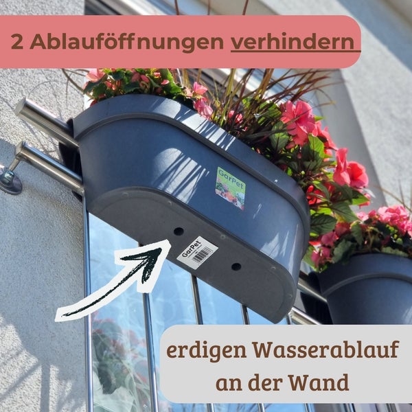 Grauer Kunststoff-Balkonblumenkasten mit zwei Ablauföffnungen am Boden zur Vermeidung von Wasserflecken an der Wand, montiert an einem Geländer.