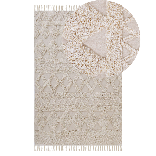 Beiger Teppich mit geometrischem Rautenmuster, Fransen und Hoch-Tief-Struktur. Detailansicht des weichen Flors.