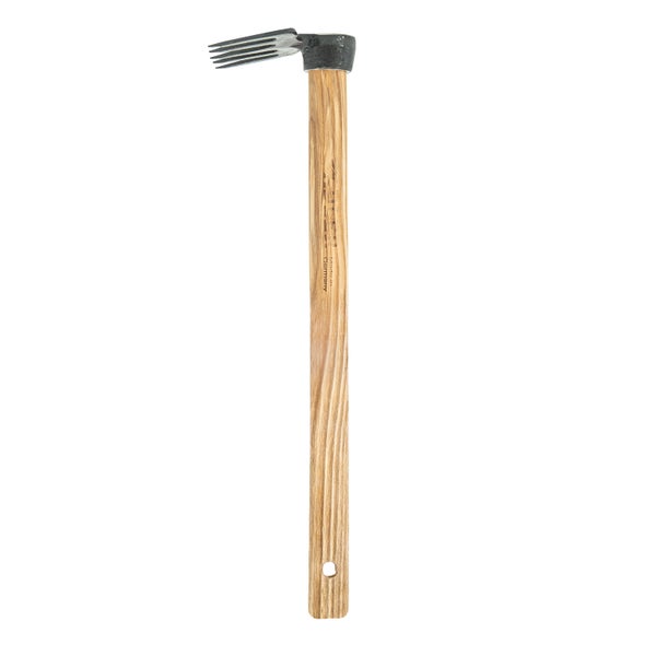 Gartenhacke mit vier Zinken und Holzstiel zur Bodenbearbeitung im Garten.