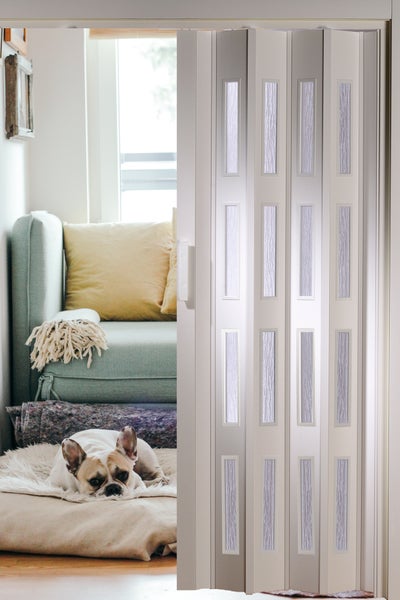 Weiße Falttür mit Glaseinsätzen in Wohnraum-Szene