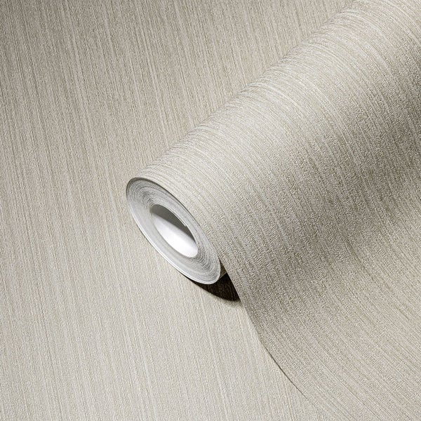 Dekorative Szene mit Vasen, Pflanzen und Büchern auf einem Schrank mit Rattanfront