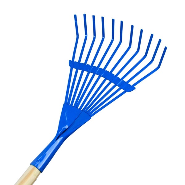 Detailansicht der Zinken eines blauen Fächerbesens aus Metall für die Gartenarbeit.