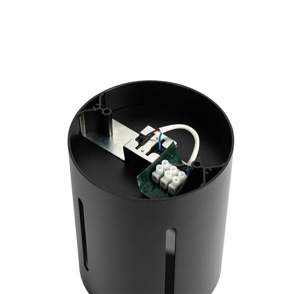 Innenansicht einer schwarzen zylindrischen Außenleuchte mit elektrischen Komponenten