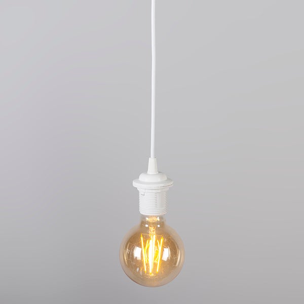 Weiße Pendelleuchte mit einer leuchtenden LED-Filament-Globelampe.