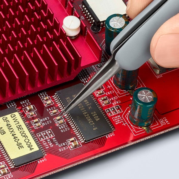 Elektronikpinzette auf einer elektronischen Platine